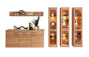 Frontale Ansicht eines modernen Sideboards mit drei Vitrinen, aus hellem Holz, dekoriert mit Pflanzen und Büchern.