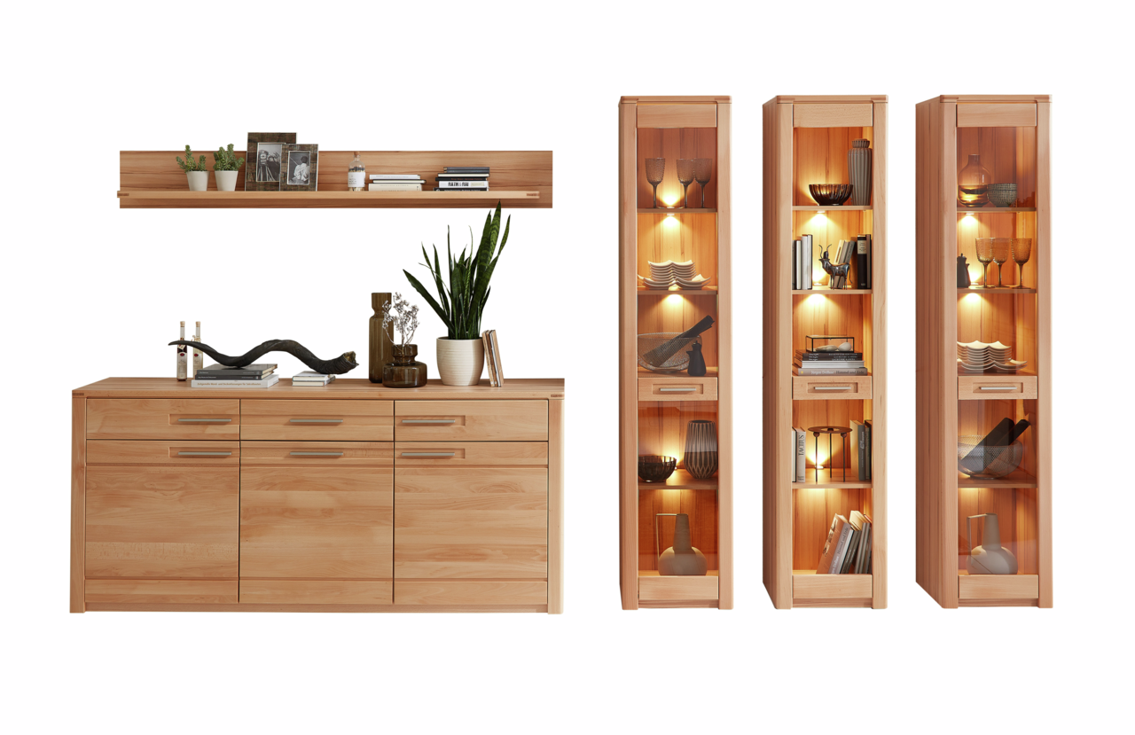 Frontale Ansicht eines modernen Sideboards mit drei Vitrinen, aus hellem Holz, dekoriert mit Pflanzen und Büchern.