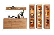 Frontale Ansicht eines modernen Sideboards mit drei Vitrinen, aus hellem Holz, dekoriert mit Pflanzen und Büchern.