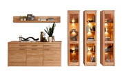 Frontale Ansicht eines modernen Sideboards mit drei Vitrinen, aus hellem Holz, dekoriert mit Pflanzen und Büchern.