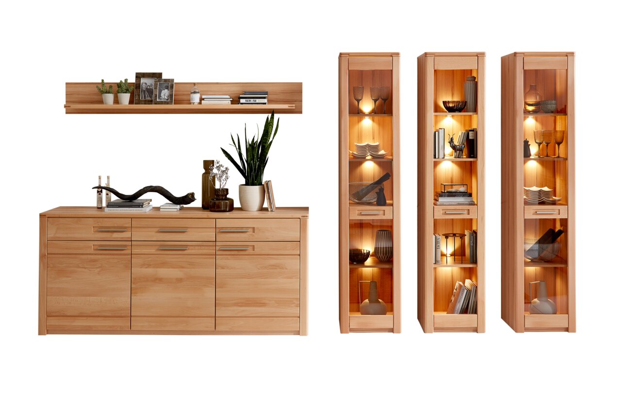 Frontale Ansicht eines modernen Sideboards mit drei Vitrinen, aus hellem Holz, dekoriert mit Pflanzen und Büchern.
