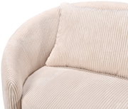 Close-up van een beige, geribbelde bank met kussens, gezien vanaf de zijkant