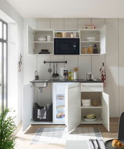 Moderne Single-Küche mit offenem Schrank, Mikrowelle, Spüle und Kühlschrank, aus der Frontalperspektive fotografiert.