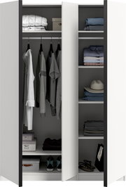 Offener Kleiderschrank in Weiß und Anthrazit mit Schiebetüren, links Kleiderstange mit aufgehängten Hemden und Jacken, rechts mehrere Regalböden mit gefalteter Kleidung, Hut und Accessoires, Frontansicht.