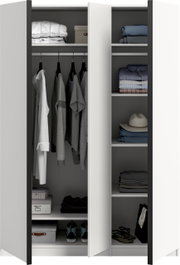 Offener Kleiderschrank in Weiß und Anthrazit mit Schiebetüren, links Kleiderstange mit aufgehängten Hemden und Jacken, rechts mehrere Regalböden mit gefalteter Kleidung, Hut und Accessoires, Frontansicht.