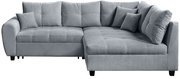 Graues Ecksofa mit weichem Stoffbezug, bestehend aus einer linken Armlehne und einer rechten Ottomane, frontal betrachtet.