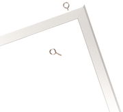 Nahaufnahme eines weißen Memoboard-Rahmens mit zwei Ösenschrauben, perspektivisch von oben fotografiert.