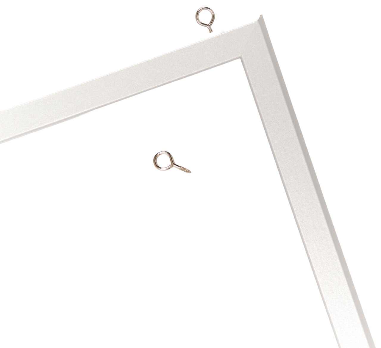 Nahaufnahme eines weißen Memoboard-Rahmens mit zwei Ösenschrauben, perspektivisch von oben fotografiert.