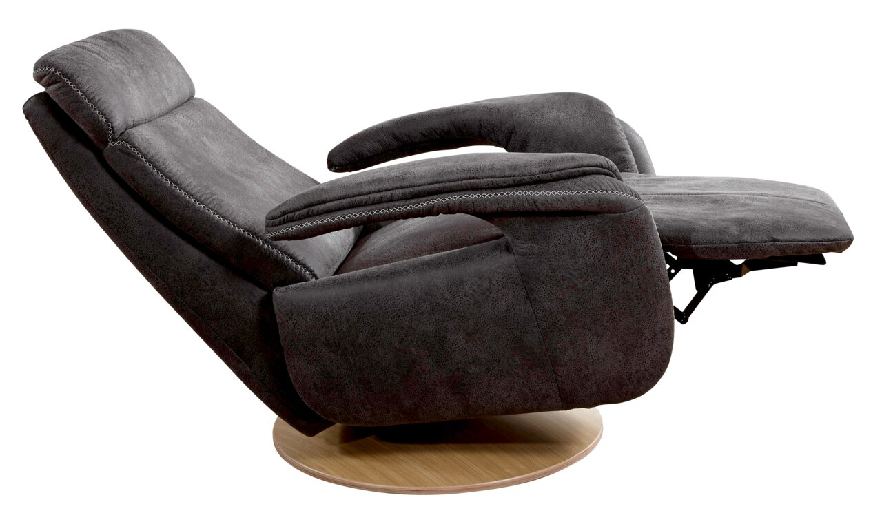 Zijaanzicht van een grijze relaxfauteuil met houten onderstel, in ligstand.