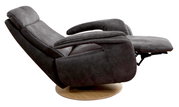 Zijaanzicht van een grijze relaxfauteuil met houten onderstel, in ligstand.