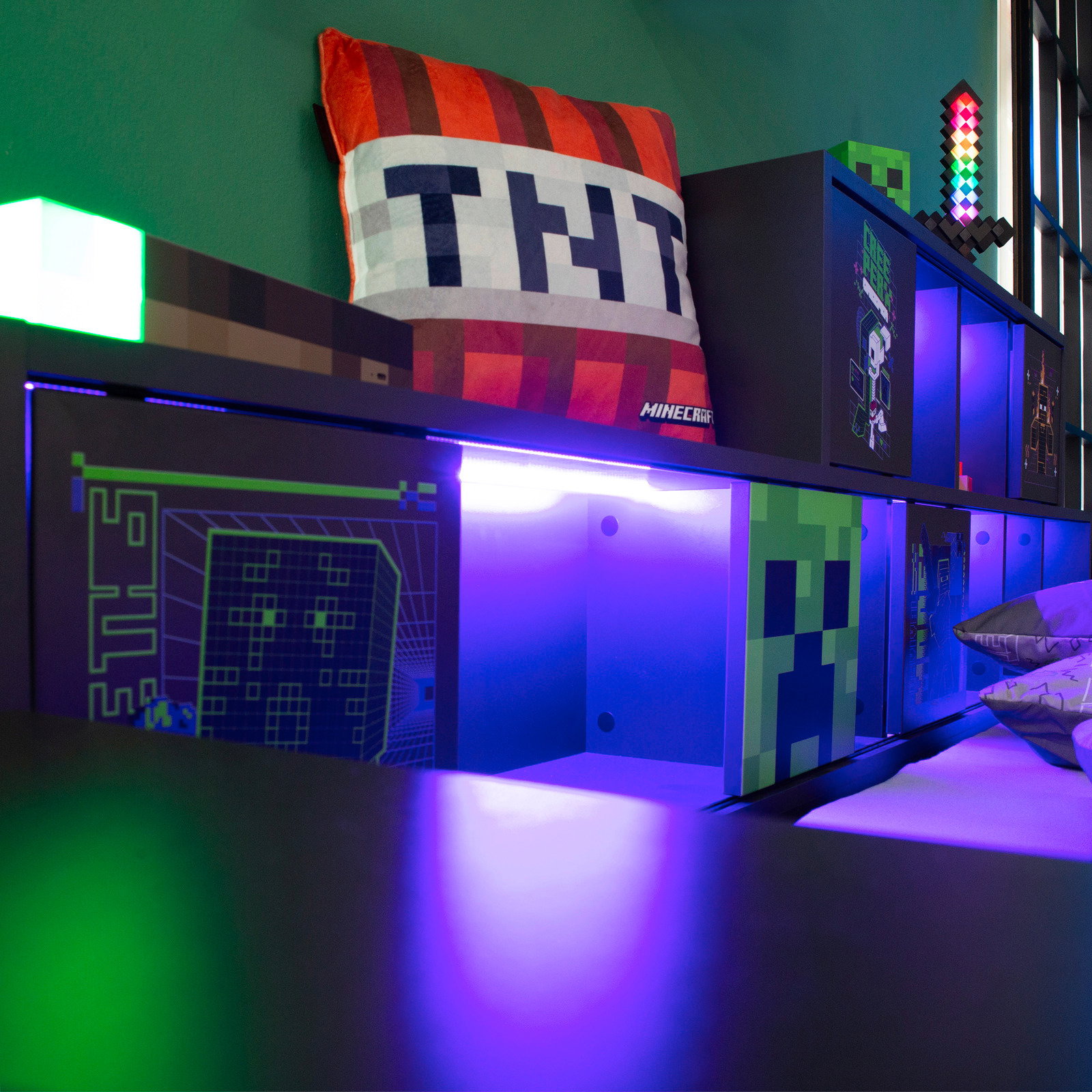 Jugendbett mit Minecraft-Thema, beleuchtet mit bunten LED-Lichtern, seitliche Perspektive