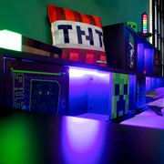 Jeugdbed met Minecraft-thema, verlicht met kleurrijke ledlampjes, zijaanzicht
