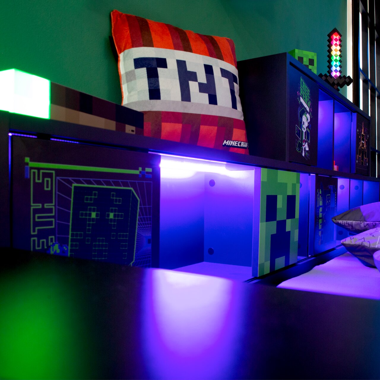 Jeugdbed met Minecraft-thema, verlicht met kleurrijke ledlampjes, zijaanzicht