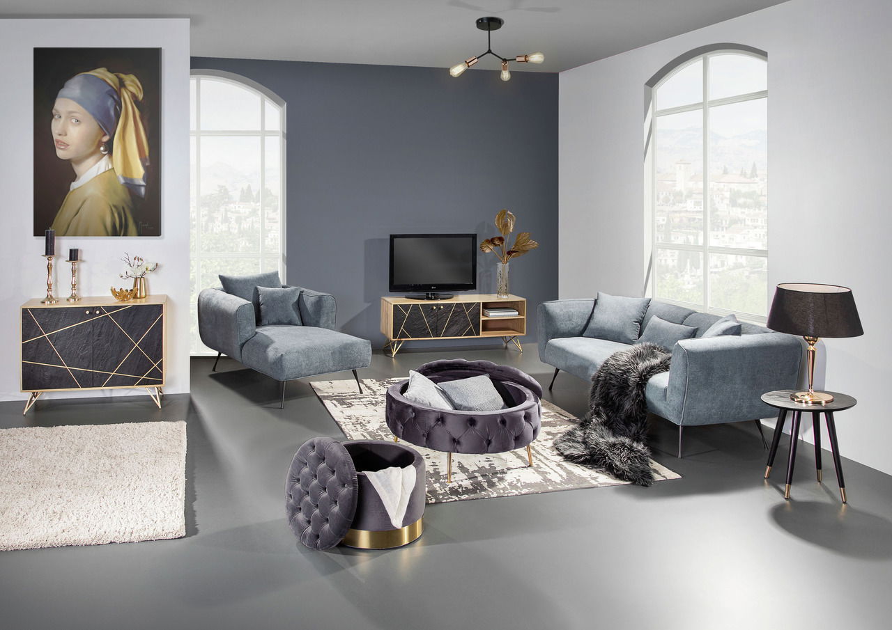 Modernes Wohnzimmer mit TV-Lowboard in Holzoptik und geometrischem Design, frontal betrachtet.