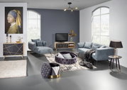 Modernes Wohnzimmer mit TV-Lowboard in Holzoptik und geometrischem Design, frontal betrachtet.