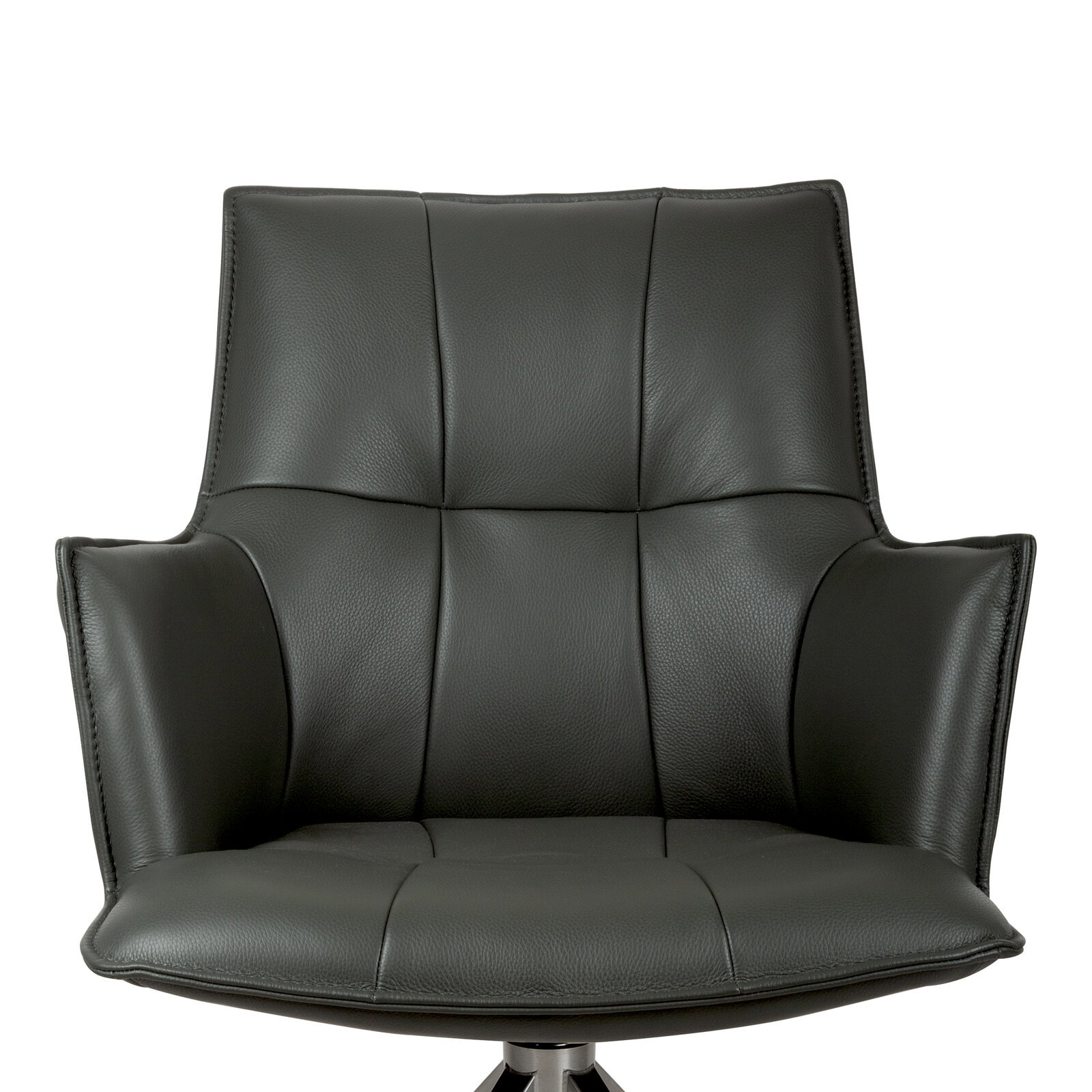 Schwarzer, gepolsterter Lounge- bzw. Sesselstuhl mit Armlehnen und Steppnähten, frontal von vorne auf weißem Hintergrund fotografiert