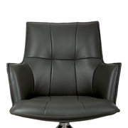 Schwarzer, gepolsterter Lounge- bzw. Sesselstuhl mit Armlehnen und Steppnähten, frontal von vorne auf weißem Hintergrund fotografiert