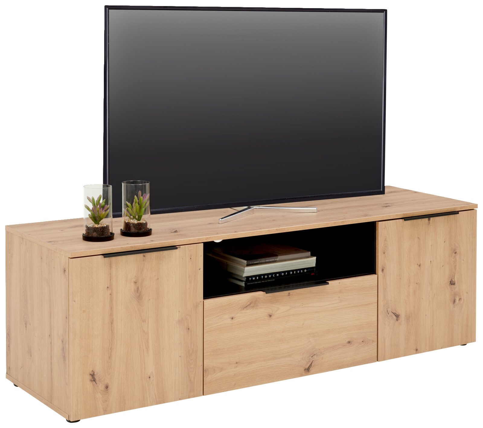 Houten tv-kast met twee gesloten kasten en een open vak, met daarop een grote flatscreen-tv, zijaanzicht