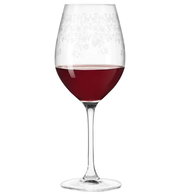 Rotweinglas Chateau mit filigranem Muster, gefüllt mit Rotwein, seitliche Ansicht