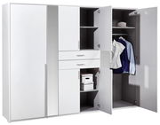 Drehtürenschrank mit sechs Türen, teilweise geöffnet, zeigt Innenfächer mit Kleidung und Accessoires, Perspektive von vorne