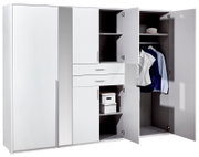Drehtürenschrank mit sechs Türen, teilweise geöffnet, zeigt Innenfächer mit Kleidung und Accessoires, Perspektive von vorne