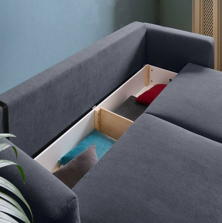 Funktionssofa mit geöffneter Stauraumfunktion, seitliche Perspektive