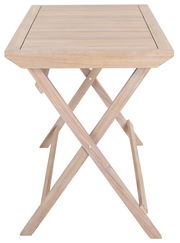 Holz-Klapptisch in Seitenansicht mit gekreuzten Beinen