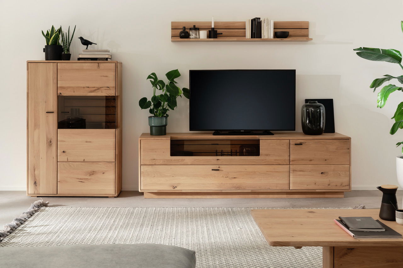 Linea Natura Wandkombination GEORGIA Moderne Wandkombination aus Holz mit TV-Schrank, Regal und Dekorationen, frontal betrachtet.