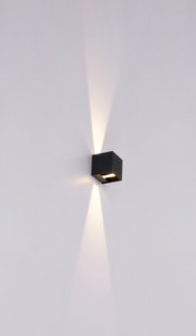 Moderne Außenleuchte in schwarzem Design, an der Wand montiert, mit nach oben und unten gerichteten Lichtstrahlen, seitliche Perspektive.
