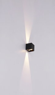 Moderne Außenleuchte in schwarzem Design, an der Wand montiert, mit nach oben und unten gerichteten Lichtstrahlen, seitliche Perspektive.