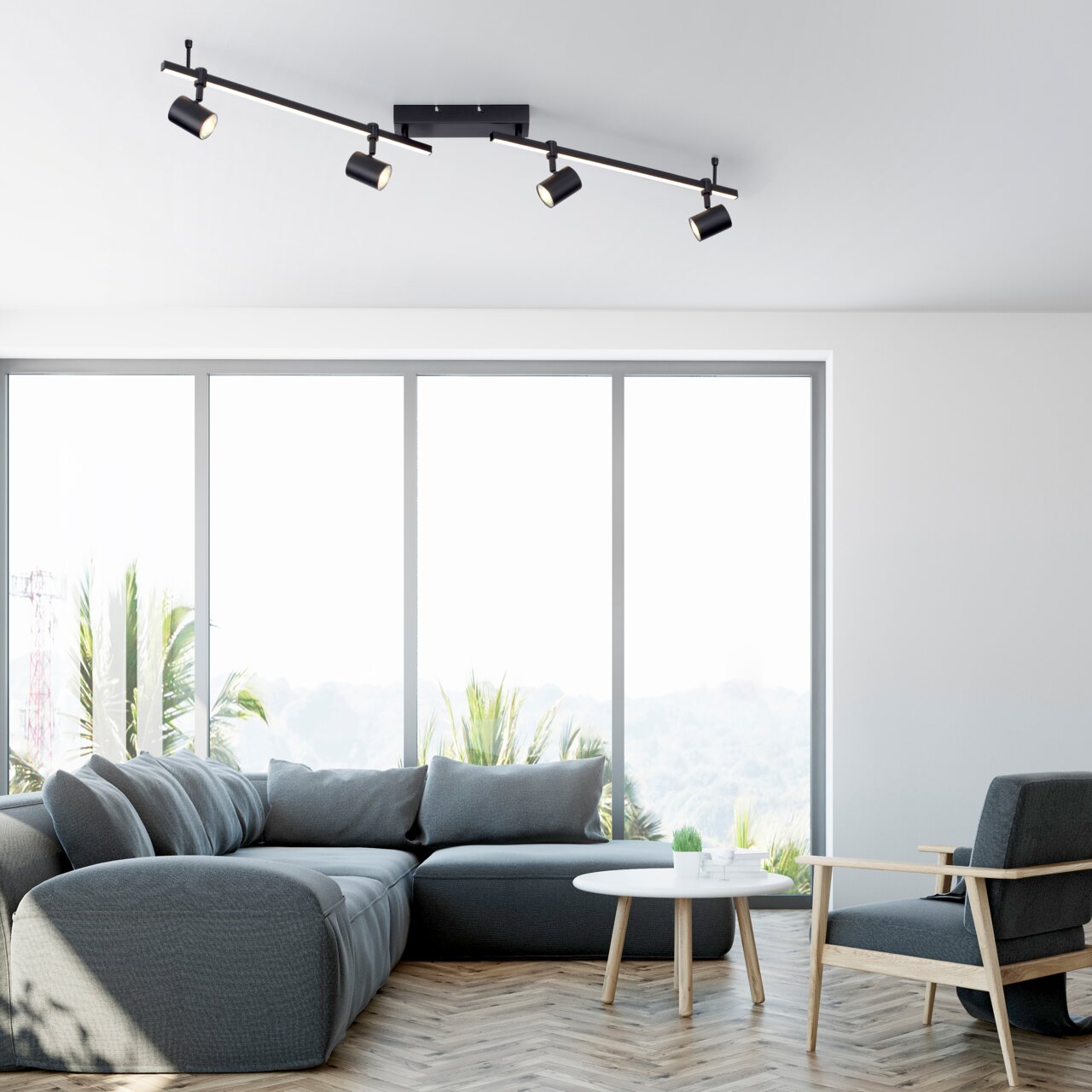 Moderne schwarze Wand- und Deckenleuchte mit vier verstellbaren Strahlern, montiert an einer Wohnzimmerdecke, seitliche Perspektive.
