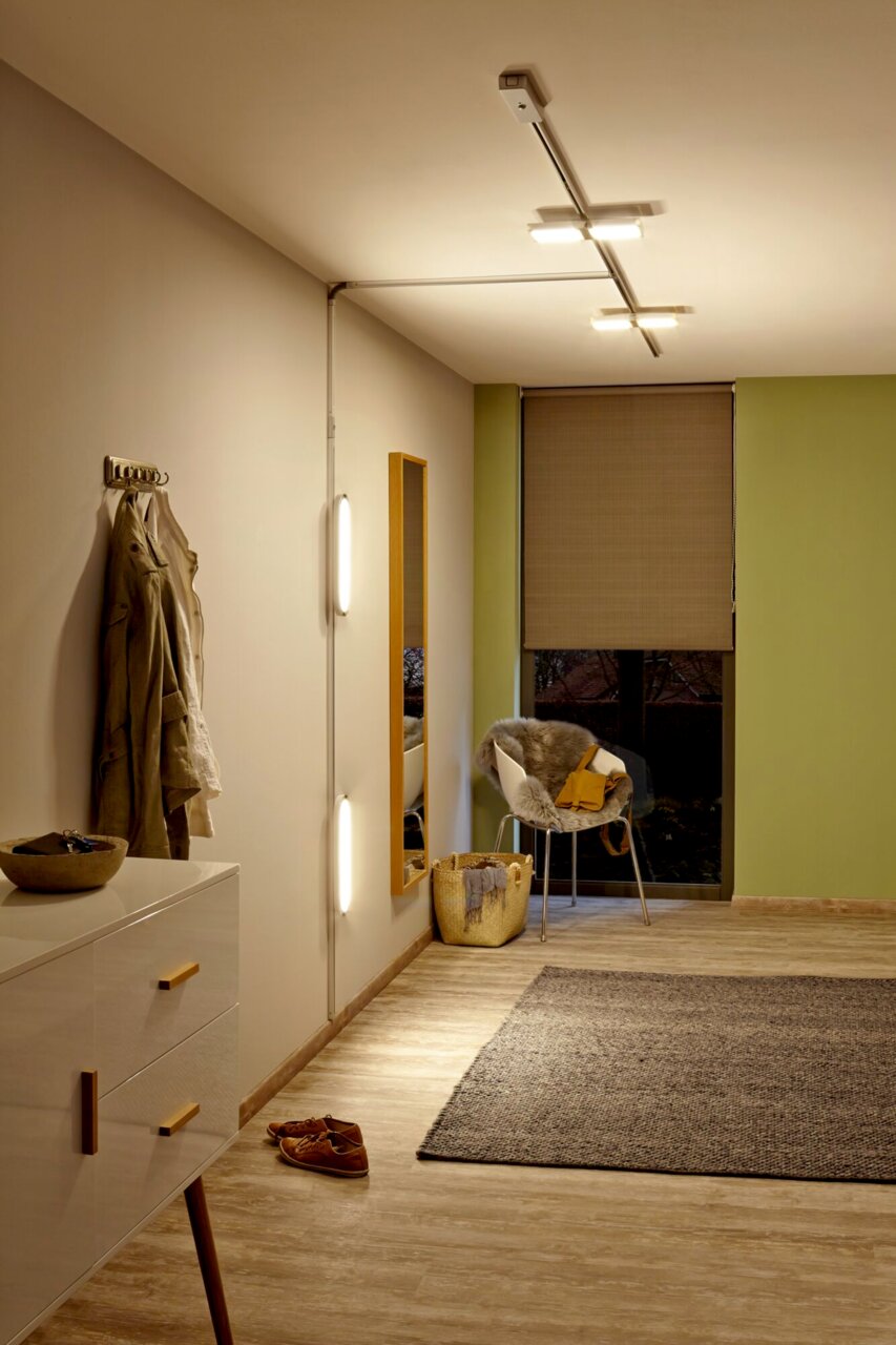 Wohnzimmer mit moderner Deckenbeleuchtung und Flexverbinder von PAULMANN URAIL, Perspektive von der Seite.