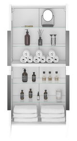 Frontale Ansicht eines Midischranks mit offenen Türen, gefüllt mit Handtüchern, Pflegeprodukten und einem Spiegel.