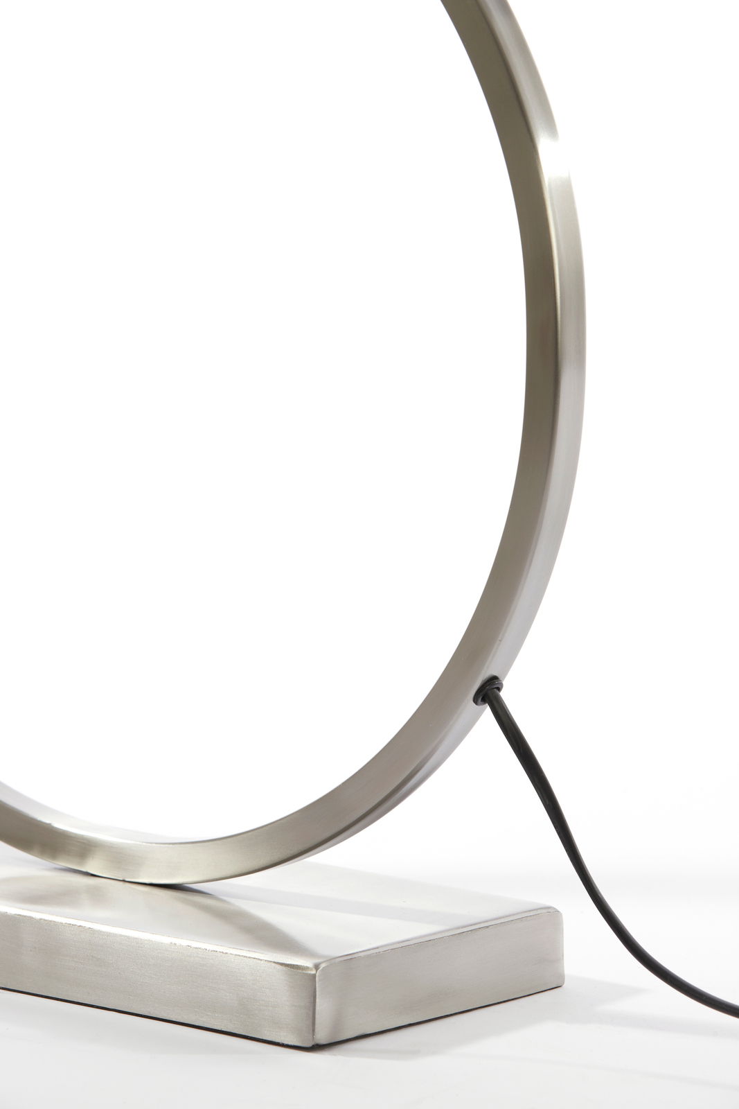 Nahaufnahme eines modernen, runden Lampenfußes aus Metall mit Kabel, seitliche Perspektive.