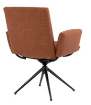 Achterkant van een bruine fauteuil met een zwart metalen frame en vier poten.