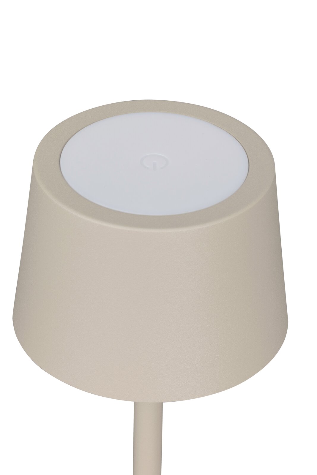 Close-up van een moderne accu-tafellamp met een ronde, beige lampenkap en een wit aanraakpaneel aan de bovenkant.