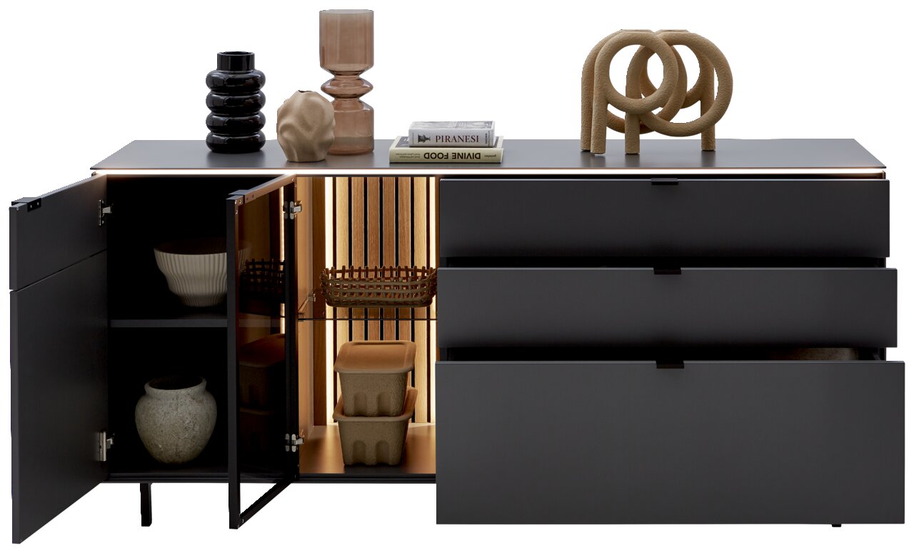 Modern dressoir met open lades en deuren, versierd met vazen en boeken, gezien van voren.