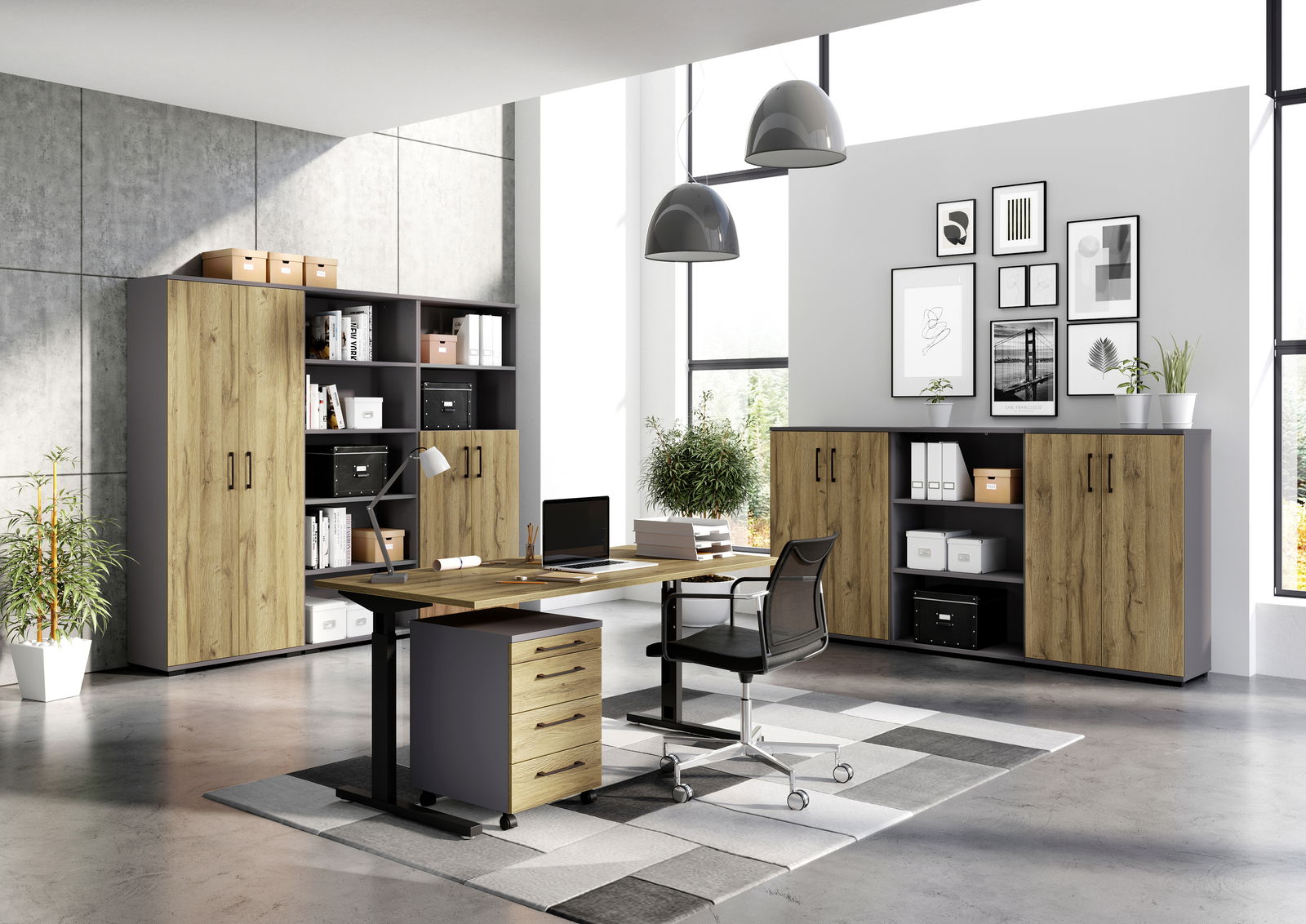 Moderne Büromöbel in einem hellen Raum mit Schreibtisch, Rollcontainer und Aktenschränken aus Holz und Metall, seitliche Perspektive.