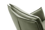 Nahaufnahme eines grünen Sessels von der Seite, die Polsterung und Nähte sind deutlich sichtbar.