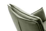 Nahaufnahme eines grünen Sessels von der Seite, die Polsterung und Nähte sind deutlich sichtbar.