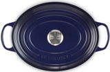 Oberansicht eines ovalen, blauen Bräters von Le Creuset mit zwei Griffen.