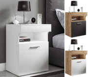 Moderner Nachttisch/Beistellschrank mit offener Ablage und großer Schublade, weißer Korpus mit Griff, neben einem Bett dekoriert mit Lampe, Vase und Uhr; Perspektive: frontale leicht seitliche Ansicht.