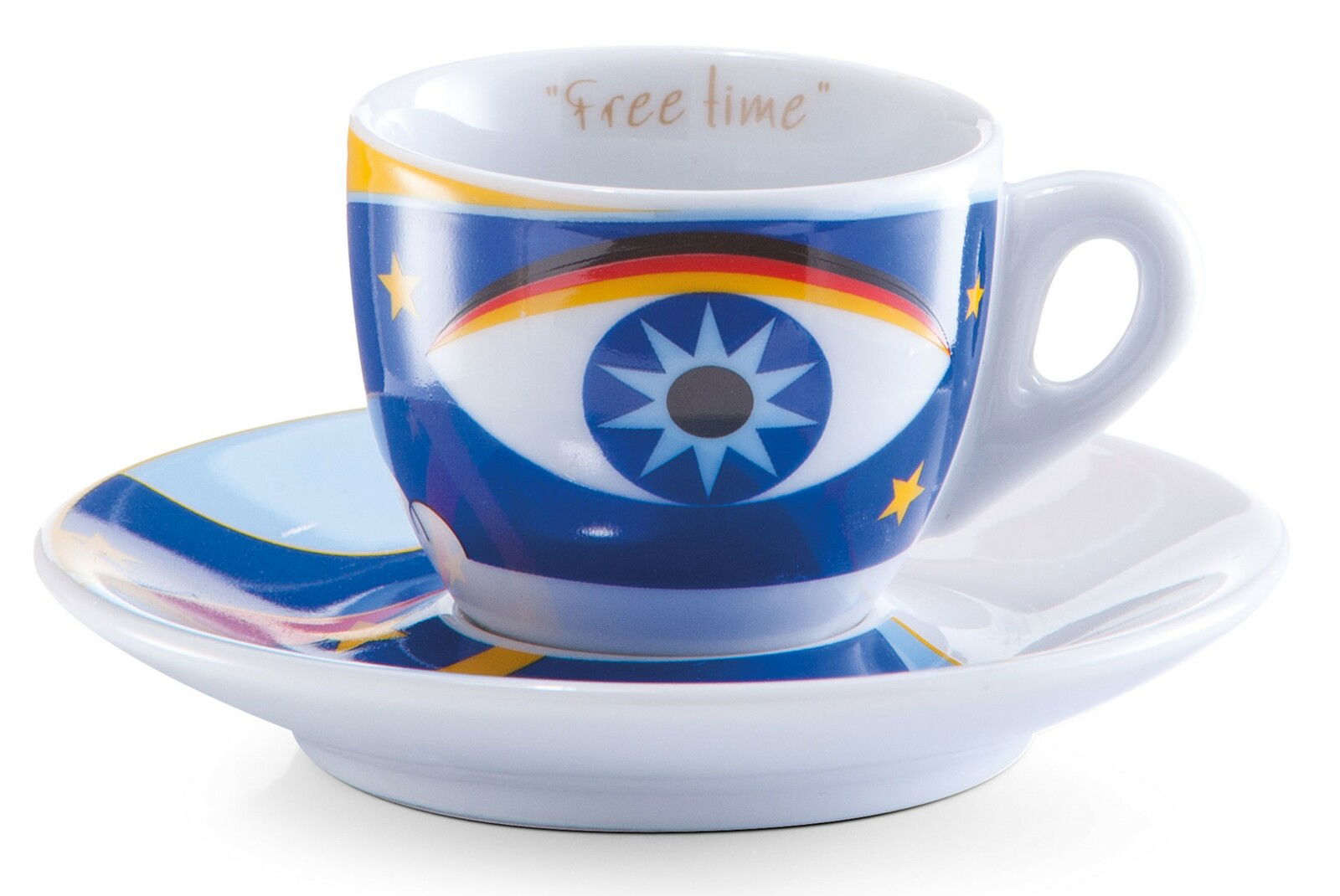 Espresso-Tasse mit Untertasse im Design 'Magic Eyes', seitliche Perspektive, blaues Auge und Sterne auf der Tasse, Aufschrift 'free time' innen.