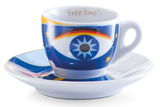 Espresso-Tasse mit Untertasse im Design 'Magic Eyes', seitliche Perspektive, blaues Auge und Sterne auf der Tasse, Aufschrift 'free time' innen.