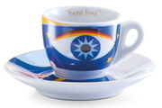 Espresso-Tasse mit Untertasse im Design 'Magic Eyes', seitliche Perspektive, blaues Auge und Sterne auf der Tasse, Aufschrift 'free time' innen.
