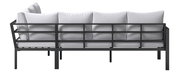 Rückansicht eines Gartenlounge-Sets mit schwarzem Metallrahmen und weißen Kissen.