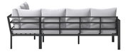 Rückansicht eines Gartenlounge-Sets mit schwarzem Metallrahmen und weißen Kissen.