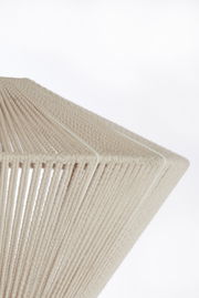 Nahaufnahme einer Hängeleuchte mit einem strukturierten, gewebten Design aus beigem Material, von unten betrachtet.