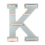 Buchstabenregal in Form eines großen K in Hellblau mit naturfarbenen Holzleisten und kleiner Ablage, freigestellt auf weißem Hintergrund, Frontansicht