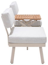 Seitliche Ansicht einer Lounge-Kombination mit hellgrauen Polstern und einem kleinen Holztisch in der Mitte.